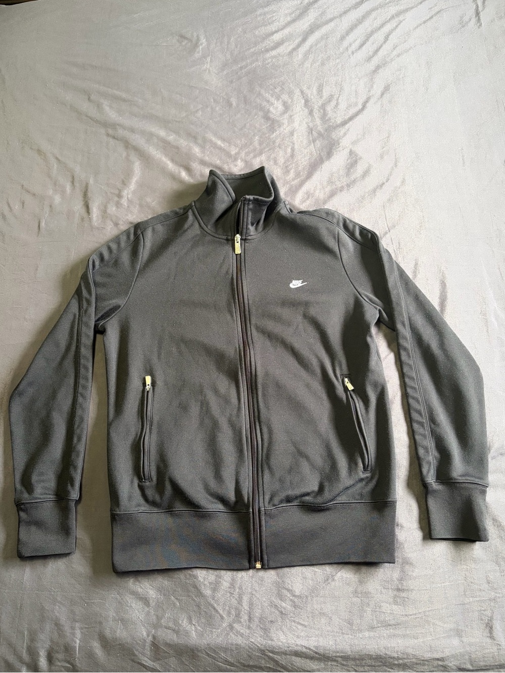 Women’s Nike black zip up jacket w/ zipper pockets. Size XL.